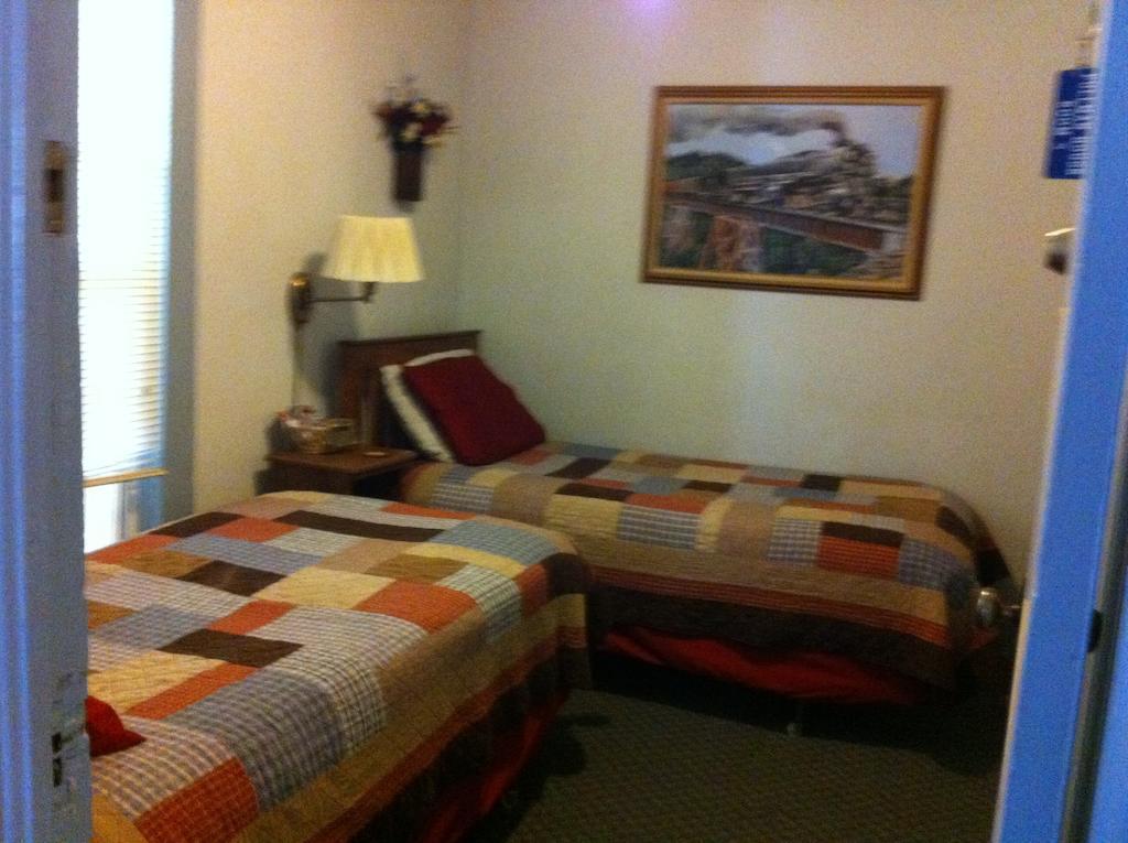 Pullman House Inn Portola Room photo